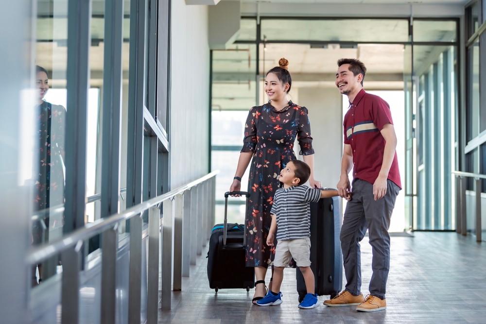Happy,Young,Asian,Family,Travel,Of,Three,Walking,With,Suitcases